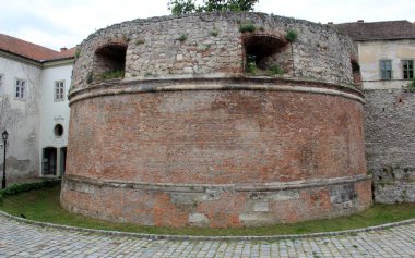 Büyük Rondella, nam-ı diğer St. George Rondella, 17. yüzyıl şehir duvarının dairesel kalesi, Sopron, Macaristan - 16 Mayıs 2025