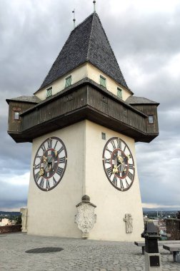 Saat Kulesi, Schlossberg 'in Uhrturm' u, günbatımı ışığında, Graz, Avusturya - 16 Mayıs 2025