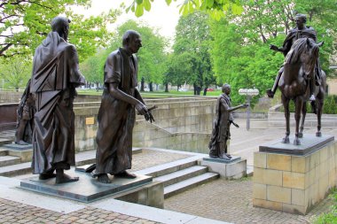 Hanover, Almanya - 29 Nisan 2012: Gttingen Yedi Anıtı, 1998 'de yapıldı, kısmi manzara, 1837' de yapılan bir etkinlikte tarihi kişilik heykelleri