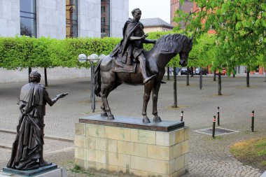 Hanover, Almanya - 29 Nisan 2012: Ernst August, Hanover Kralı, binicilik heykeli, 1998 'de yaratılan Gttingen Yedi Anıtı' nın bir parçası, 1837 'de yapılmış tarihi bir heykel