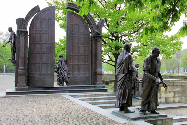 Hanover, Almanya - 29 Nisan 2012: Gttingen Yedi Anıtı, 1998 'de yapıldı, kısmi manzara, 1837' de yapılan bir etkinlikte tarihi kişilik heykelleri