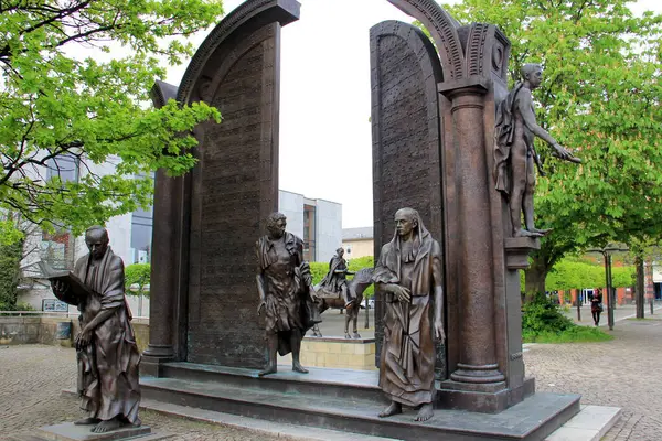 Hanover, Almanya - 29 Nisan 2012: Gttingen Yedi Anıtı, 1998 'de yapıldı, kısmi manzara, 1837' de yapılan bir etkinlikte tarihi kişilik heykelleri