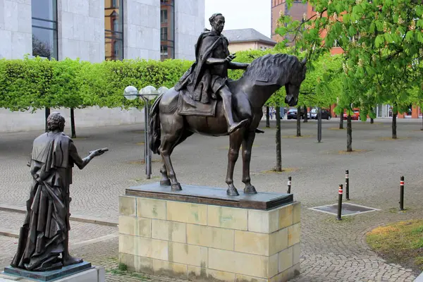 Hanover, Almanya - 29 Nisan 2012: Ernst August, Hanover Kralı, binicilik heykeli, 1998 'de yaratılan Gttingen Yedi Anıtı' nın bir parçası, 1837 'de yapılmış tarihi bir heykel