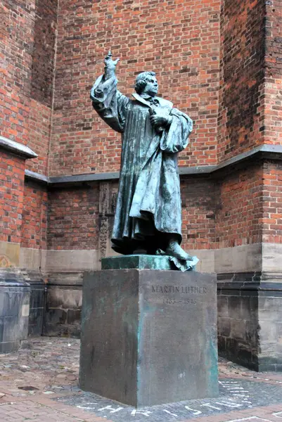 Hanover, Almanya - 29 Nisan 2012: Marktkirche 'in yanında Martin Luther heykeli (Marketplace Kilisesi), Ernst Rietschel' in heykel çalışması