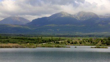 Yüksek Tatras dağlarıyla manzara, Svit, Slovakya yakınlarındaki E50 'den kuzeye bakıyor