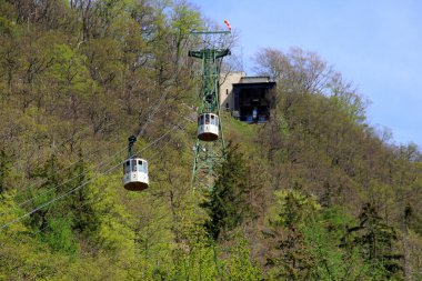 Bad Harzburg, Lower Saxony, Almanya - 30 Nisan 2012: Bergbahn 'daki teleferik kablosu