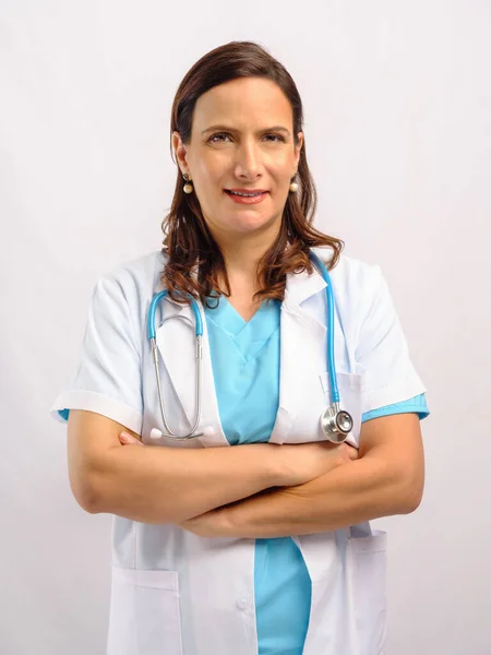 Estúdio Retrato Brasileiro Hispânico Médico Feminino Vestindo Vestido Médico Branco — Fotografia de Stock