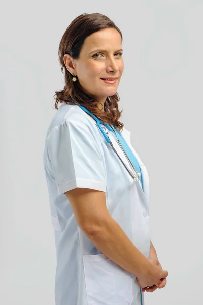 Studio Porträtt Brasilianska Eller Latinamerikanska Talet Kvinnlig Läkare Bär Vit — Stockfoto