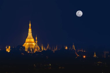 Shwedagon Pagoda manzarası. Dolunay gecesi. Yangon Myanmar 'daki kutsal mekan ve turistik mekan.