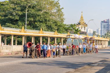 Yangon, Myanmar, Kasım 2022: Kathin Festivali 'nin tebessümü için Myanmar halkının Budist tapınağına geçit töreni