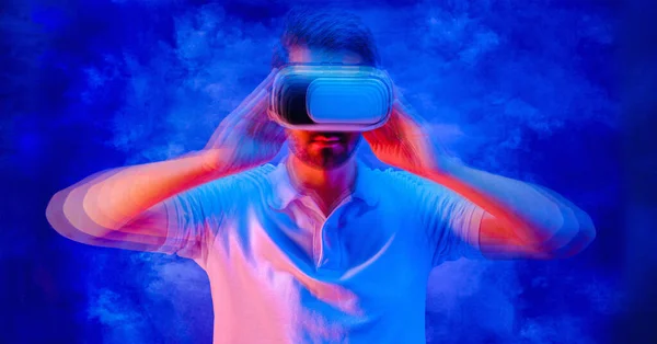 Wazige Man Met Bril Headset Van Virtual Reality Neon Blauwe — Stockfoto