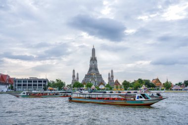 Chao Phraya nehir kıyısındaki Wat Arun Pagoda manzarası.