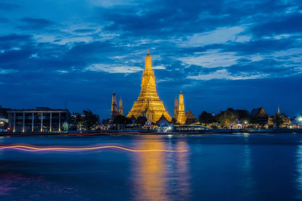Akşam Saatlerinde Chao Phraya Nehir Kıyısındaki Wat Arun Pagoda Manzara — Stok fotoğraf