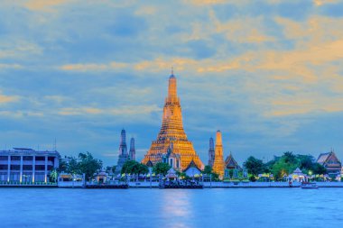 Bangkok Tayland 'da Chao Phraya nehir kıyısındaki Wat Arun Pagoda manzarası