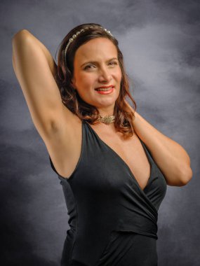 Stüdyoda fotoğraf çeken İspanyol ya da Brezilyalı 40 'lı yaşlarda bir kadının fotoğrafı.