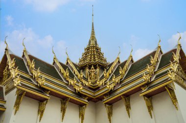 Bangkok Tayland Büyük Sarayı 'ndaki Dusit Maha Prasat Malikanesi' nin mimari kalesinin çatısı.