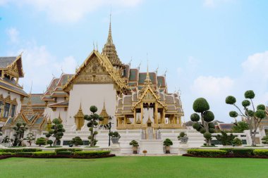 Bangkok Tayland 'ın ünlü sarayı ve turistik merkezi Dusit Maha Prasat Hall' un arka planında yer alan Aphorn Phimok Prasat Pavyonu 'nun manzara manzarası.