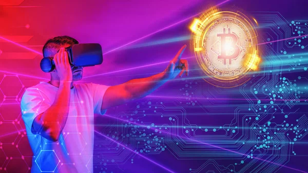 Crypto Curency Concept Van Mens Met Behulp Van Virtual Reality — Stockfoto