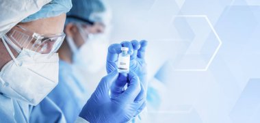 Aşı araştırma ve geliştirme geçmişi modern klinik laboratuvar geçmişi üzerinde aşı şişesini elinde tutan bilim adamları.