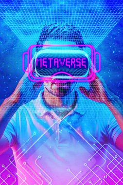 3D VR kulaklık takan bir adamın metaevren ve dijital çizgi sembolünün neon harfleriyle örtüşmesinin metaevren ve sanal gerçeklik arkaplanı