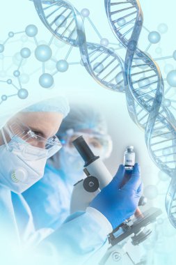Aşı araştırma ve geliştirme geçmişi modern klinik laboratuvarında aşı şişesini elinde tutan bilim adamlarının DNA ipliği ve aşı araştırma ve geliştirme kavramında molekül sembolleriyle mikroskop örtüşmesi.