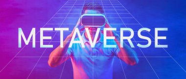 3D VR kulaklık takan bir adamın meta-evrenin neon harfleriyle örtüşen metaevren ve sanal gerçeklik arkaplanı
