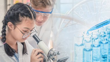 Fen laboratuarında mikroskop kullanan Kafkas ve Asyalı öğrencilerin bilimsel eğitim geçmişi