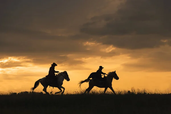 Silhouette Two Cowboys Riding Horse Back Sunset Sunrise — Stock Photo, Image