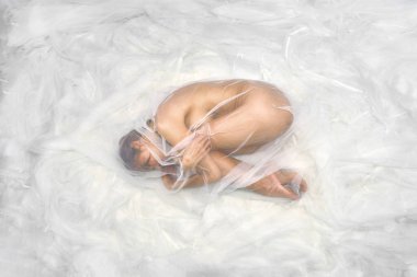 Stüdyo sanatsal çıplak Asyalı kadın portresi. Saf kumaş zeminle kaplanmış.