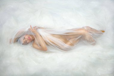 Stüdyo sanatsal çıplak Asyalı kadın portresi. Saf kumaş zeminle kaplanmış.