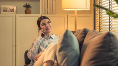 Bu portre genç ve güzel Asyalı bir kadını yakalıyor. Bir telefon görüşmesi yapıyor ve sıcak, sıcak bir oturma odasındaki kanepede uzanıyor.