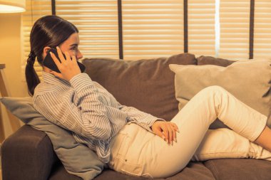 Bu portre genç ve güzel Asyalı bir kadını yakalıyor. Bir telefon görüşmesi yapıyor ve sıcak, sıcak bir oturma odasındaki kanepede uzanıyor.