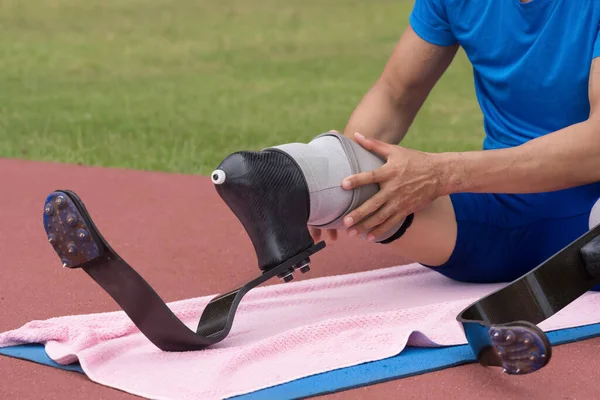 Skupiony Widok Bliska Protezy Biegnące Ostrza Należące Azjatyckiego Sportowca Paraolimpijskiego — Zdjęcie stockowe