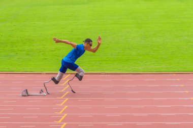 Başlangıçtan itibaren protez koşuları olan sporcu, stadyum pistinde olağanüstü bir hız sergiliyor