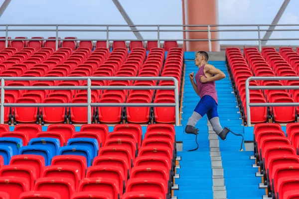 Asiático Atleta Masculino Con Prótesis Ejercicios Por Trotar Gradas Estadio — Foto de Stock