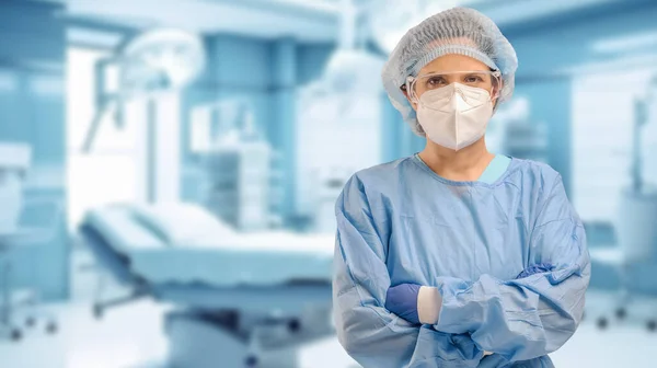 Portret Latynoskiej Lekarki Chirurga Ubranej Suknię Chirurgiczną Stojącej Szpitalnej Sali — Zdjęcie stockowe