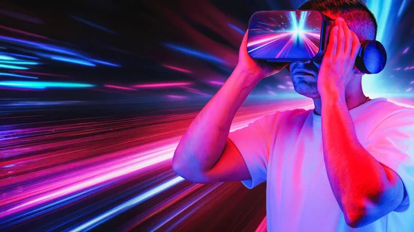 Een Man Met Een Headset Dompelt Zich Onder Een Digitale — Stockfoto
