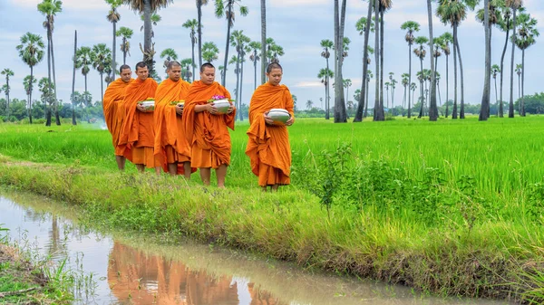 Буддийские Монахи Хорошей Духовной Ходить Миской Милостыни Получить Пищу Людей — стоковое фото