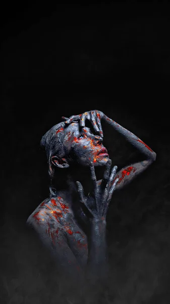 在海报和壁纸之间穿行的女人幻想可怕的可怕的可怕的构成血腥恶魔在雾蒙蒙的黑暗中 — 图库照片