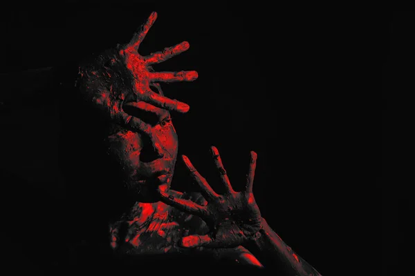 ハロウィーンの概念のための抽象的なボディペイント 暗い背景に怖い血まみれの女性の豪華な構成で女性 — ストック写真