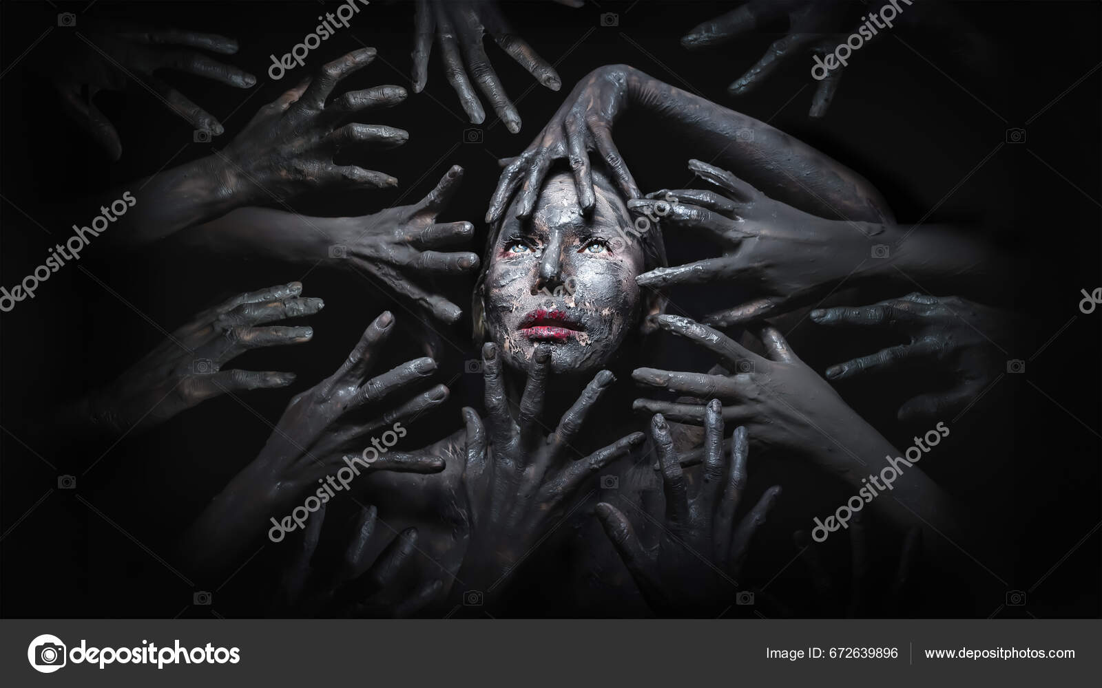 어두운 배경에서 악마의 손으로 둘러싸인 무서운 얼굴의 메이크업의 할로윈 — 스톡 사진 © akesin@gmail.com  #672639896, image size:1600x1000