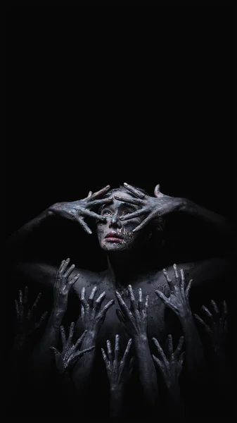 Conceito Halloween Maquiagem Extravagante Bruxa Assustadora Com Mãos Demônio Levantando — Fotografia de Stock