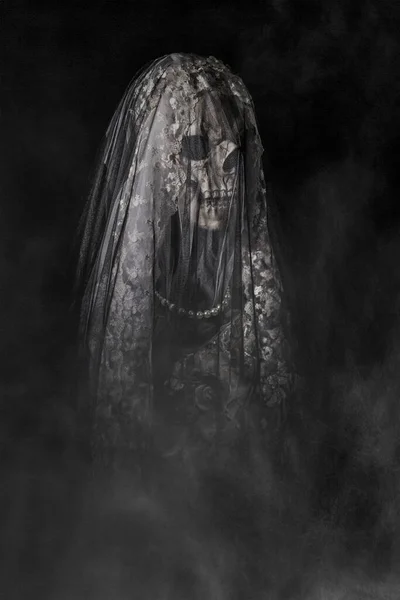 万圣节的概念可怕的骷髅面鬼魂新娘在薄雾黑暗的背景下的面纱 — 图库照片