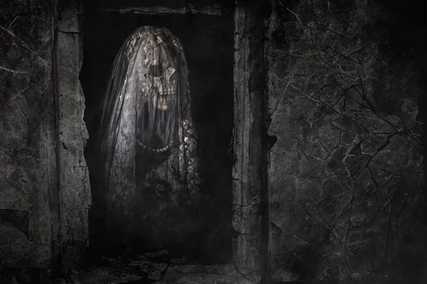 Conceito Halloween Fantasma Cara Caveira Assustador Noiva Véu Velha Janela — Fotografia de Stock