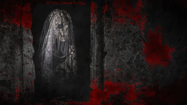 万圣节的观念是新娘头盖骨的鬼脸 戴着面纱出现在古老的窗户上 阴影朦胧 房子的背景阴沉沉 — 图库照片