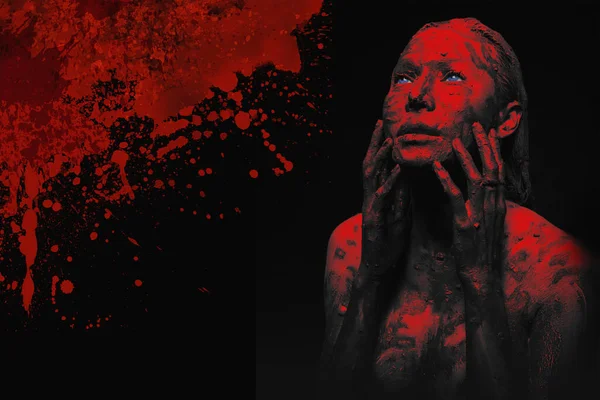 血の不気味な暗黒地獄の背景に血まみれの女性のハロウィーンコンセプト — ストック写真