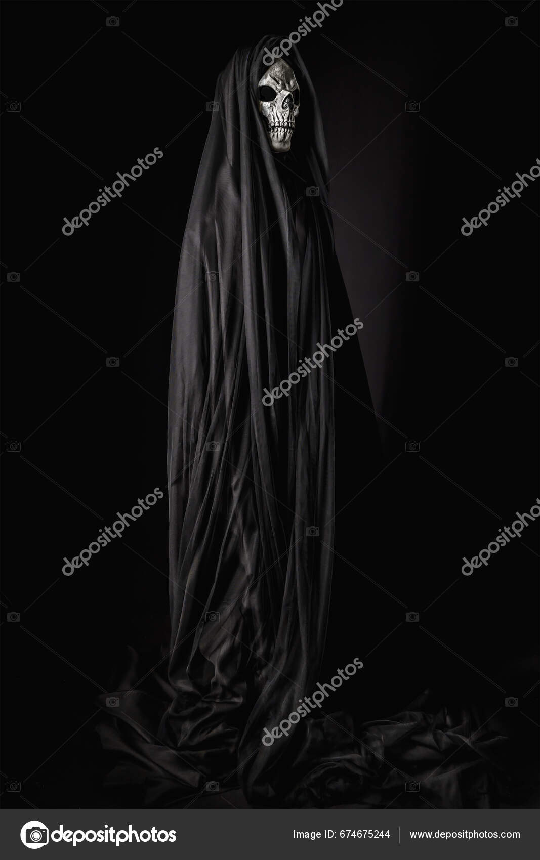 Retrato Arrepiante Demônio Com Rosto Crânio Envolto Vestido Preto Surgindo  — Foto © akesin@gmail.com #674675244, image size:1067x1700
