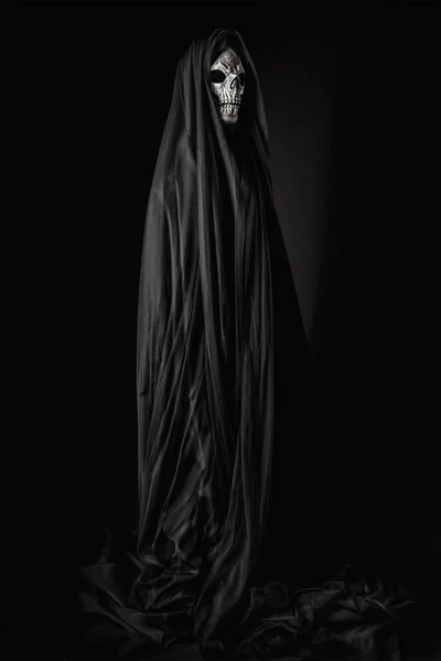 一幅令人毛骨悚然的恶魔画像 头戴黑色长袍 在漆黑的背景下隐约隐约隐约隐约可见 包含了万圣节的精髓 — 图库照片