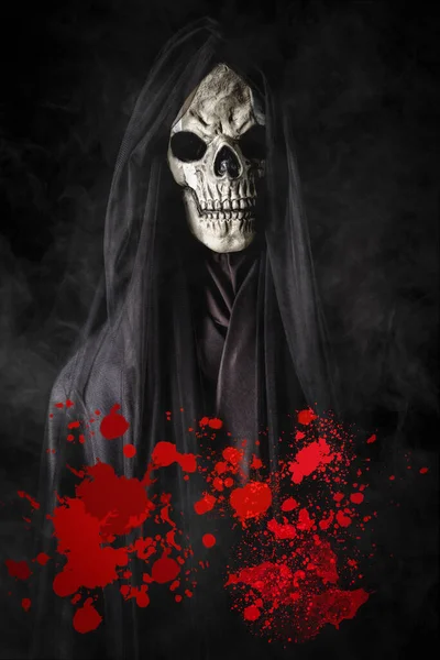 黒いガウンに描かれた頭蓋骨の顔を持つ幽霊の肖像画は 血のスプラッターで霧の黒い背景に設定されています ハロウィーンのコンセプトに最適 — ストック写真