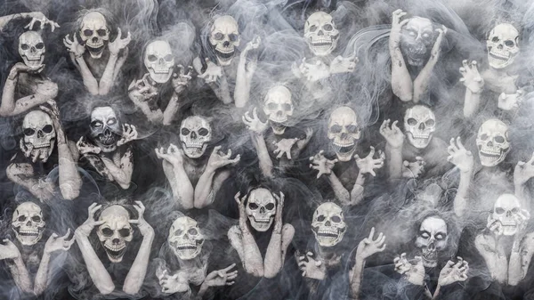 ハロウィーンのコンセプト 頭蓋骨の顔の肖像画と血が飛び散り 上から浸した暗い地獄の背景 — ストック写真